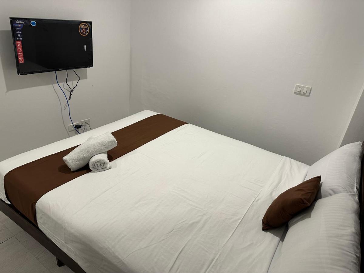 Aden Hotel マカティ エクステリア 写真